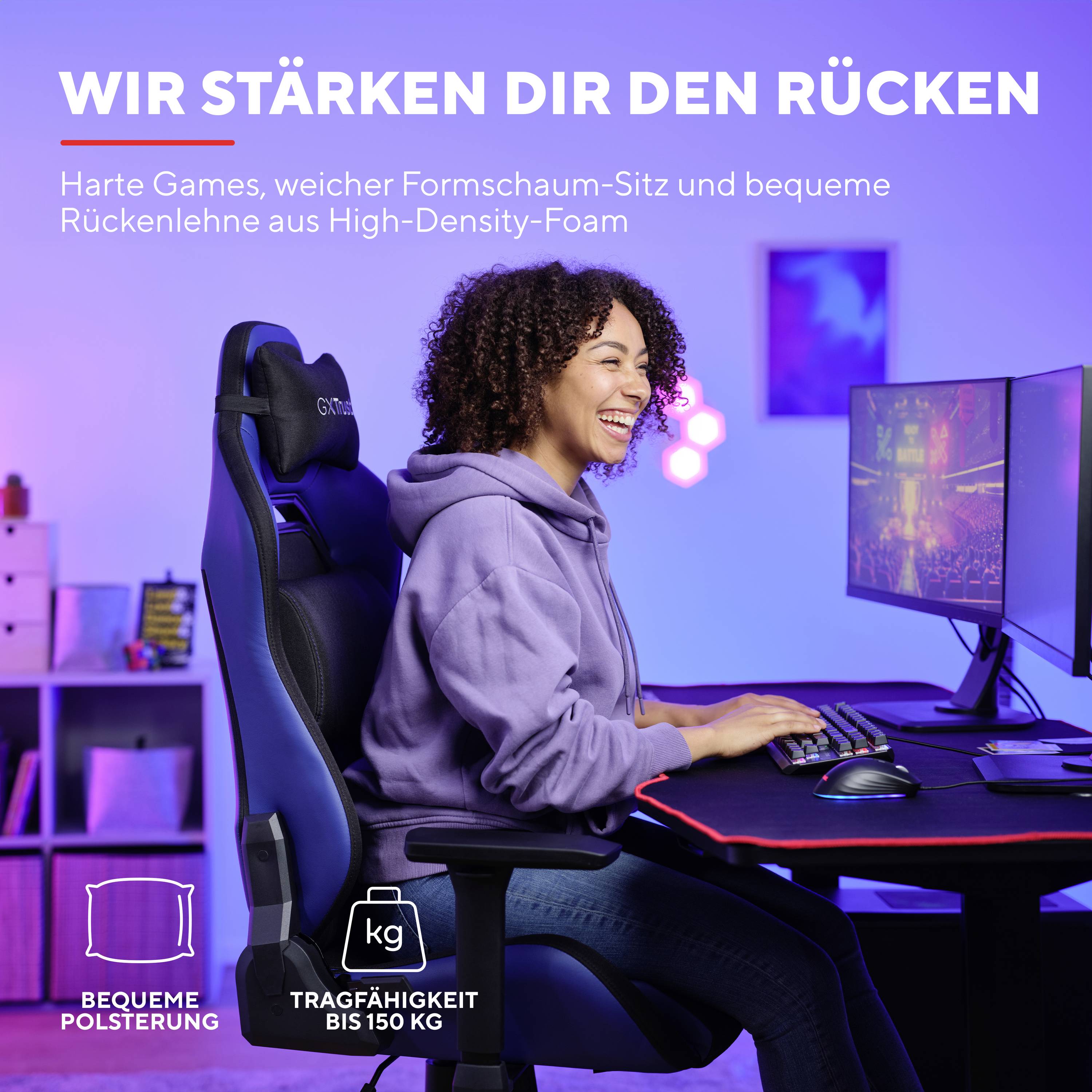 Frau sitzt auf ergonomischem Gaming-Stuhl vor Computerbildschirm in beleuchtetem Raum. Text: 'Wir stärken dir den Rücken.'