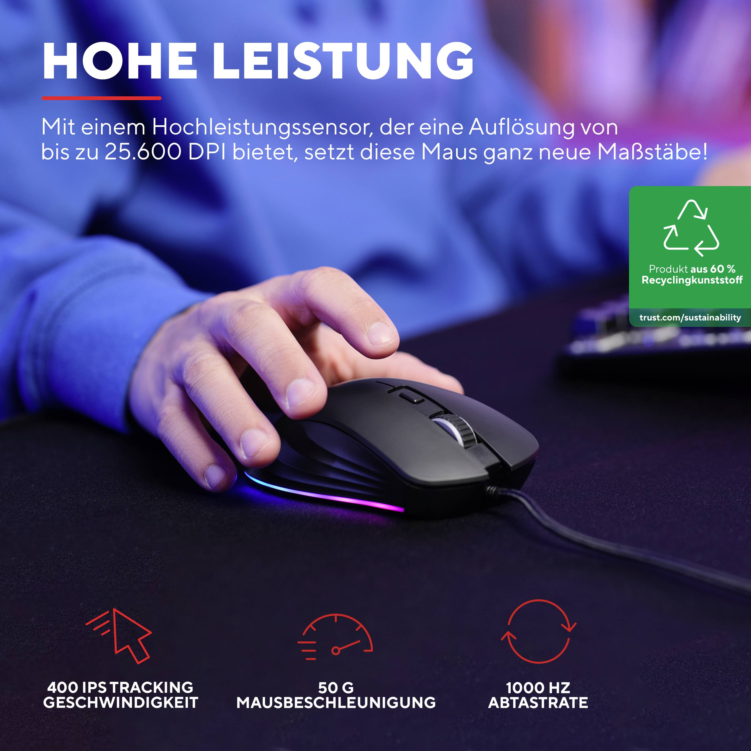 'Hand verwendet eine schwarze Gaming-Maus auf dunklem Tisch. Text beschreibt hohe Leistung mit bis zu 25.600 DPI und 1000 Hz Abtastrate.'