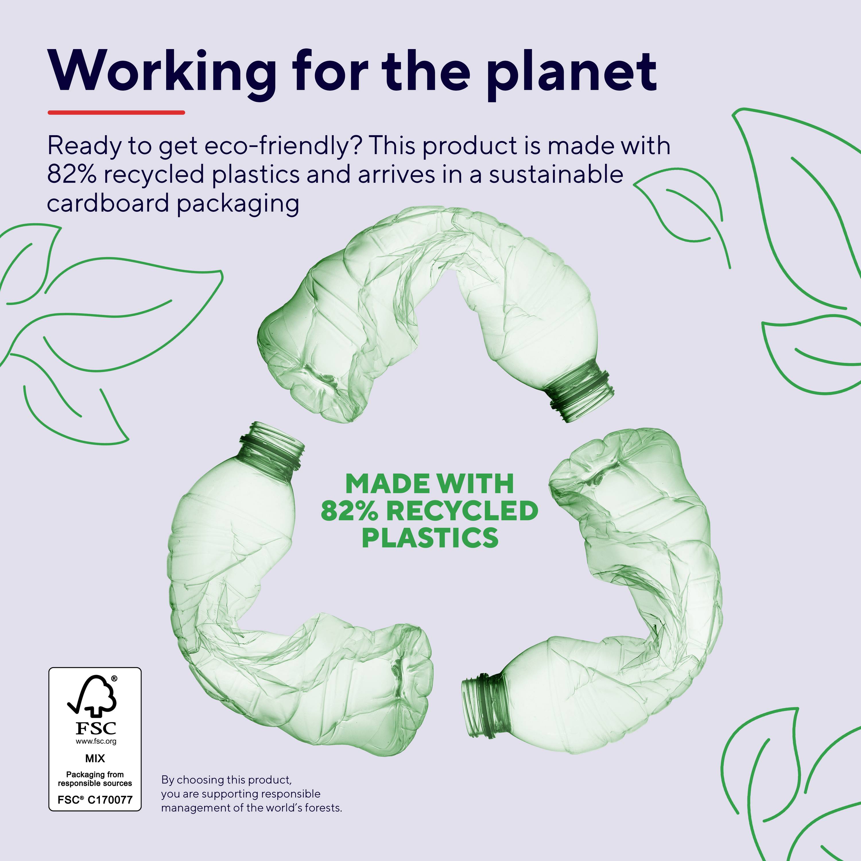 Plasticflaschen in Recyclingprozess. Text: 'Made with 82% recycled plastics'. Thema: Nachhaltigkeit, umweltfreundliche Verpackung.