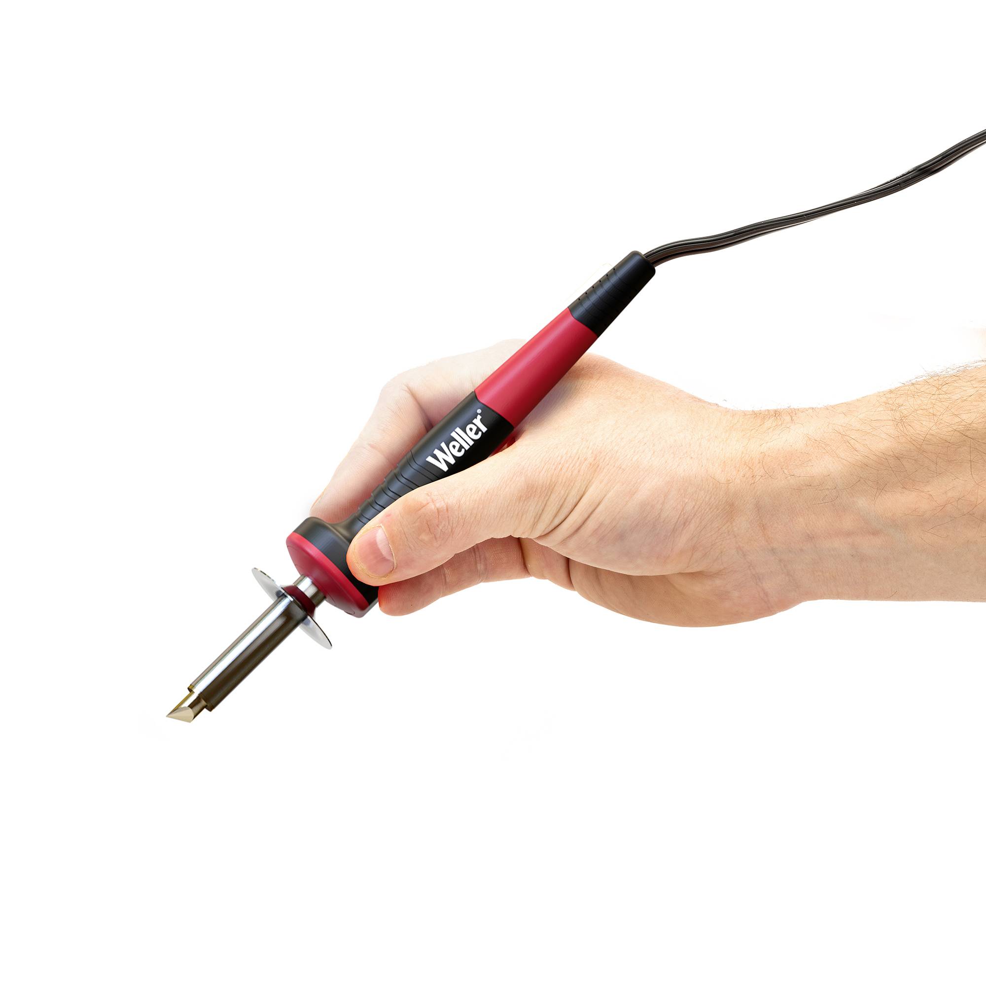 Eine Hand hält einen Lötkolben von 'Weller'. Der Kolben hat einen roten Griff und eine Metallspitze, vorbereitet für Lötarbeiten.
