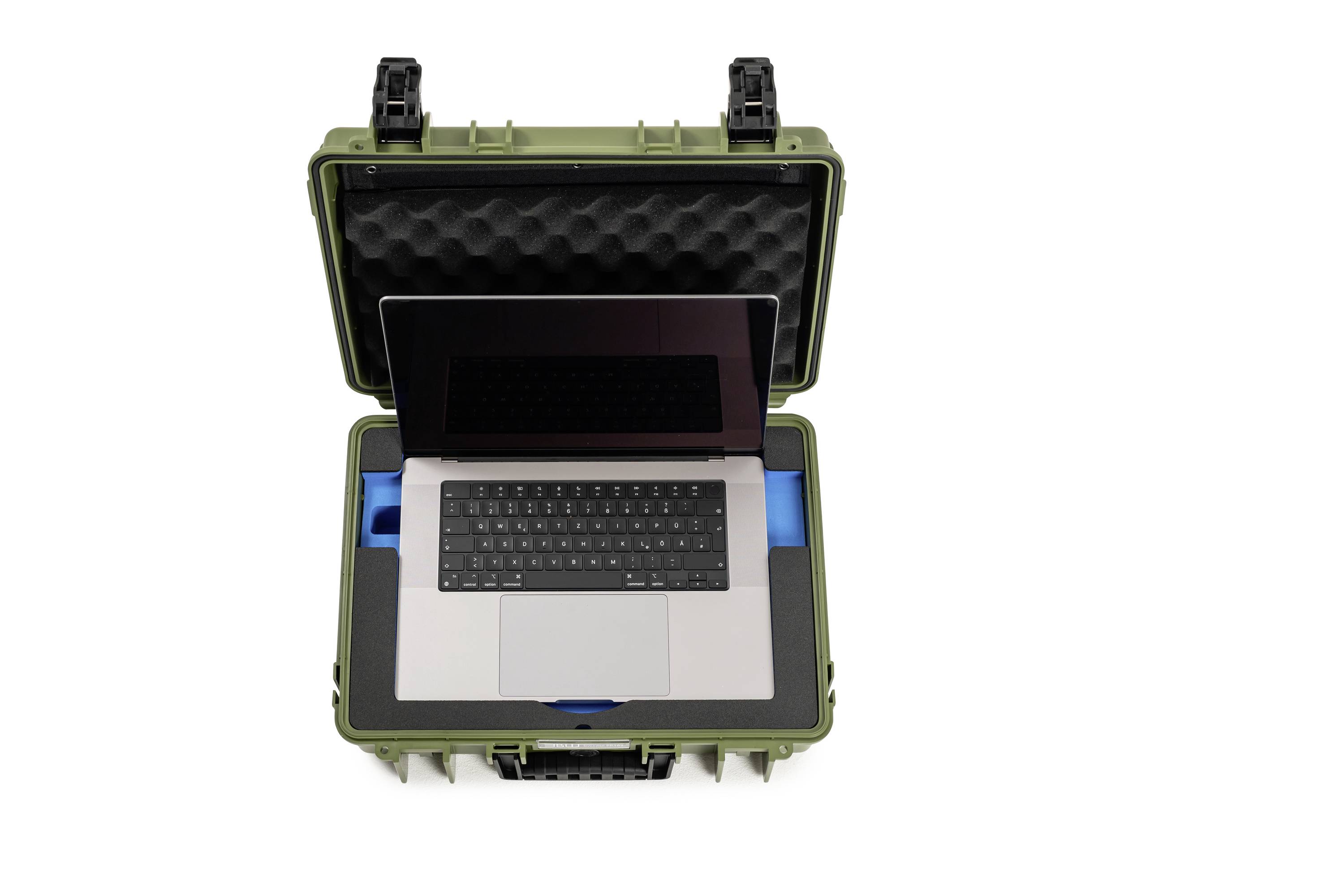 In einem olivgrünen, offenen Schutzkoffer liegt ein Laptop mit schwarzer Tastatur und einem geschlossenen Bildschirm.