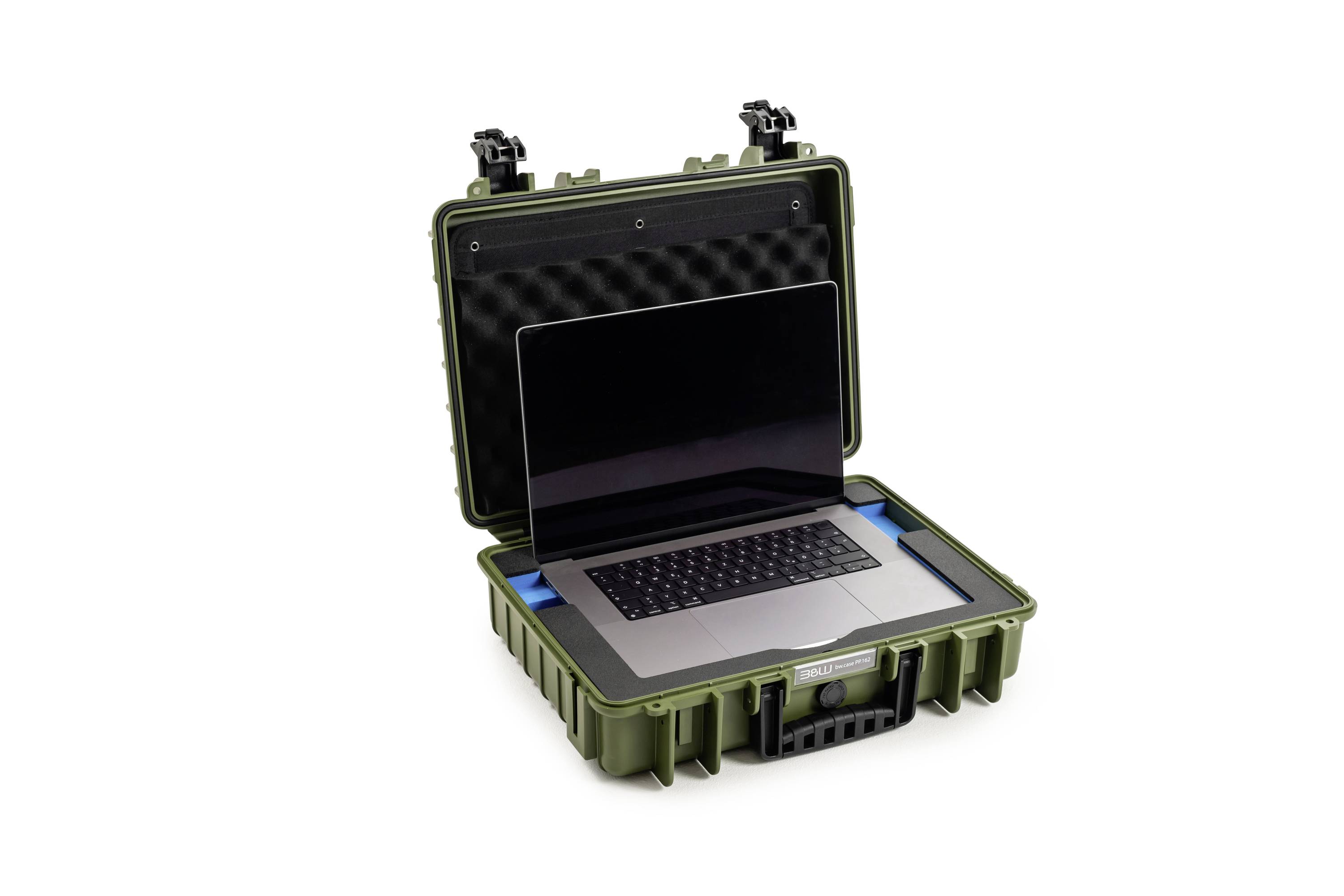Ein Laptop in einem robusten, offenen grünen Koffer, der Schutz bietet. Der Laptop ist einsatzbereit.