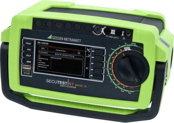 Ein grünes elektrisches Testgerät mit Drehknopf und digitalem Display zeigt Testergebnisse und Optionen zur Gerätediagnose an.