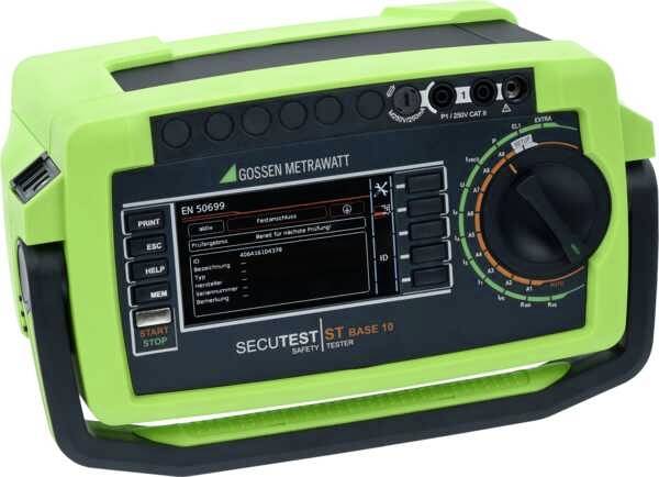 Ein grünes elektrisches Prüfgerät zeigt auf dem Display die Beschriftung 'EN 50699'. Es hat Knöpfe und einen Drehregler für Einstellungen.