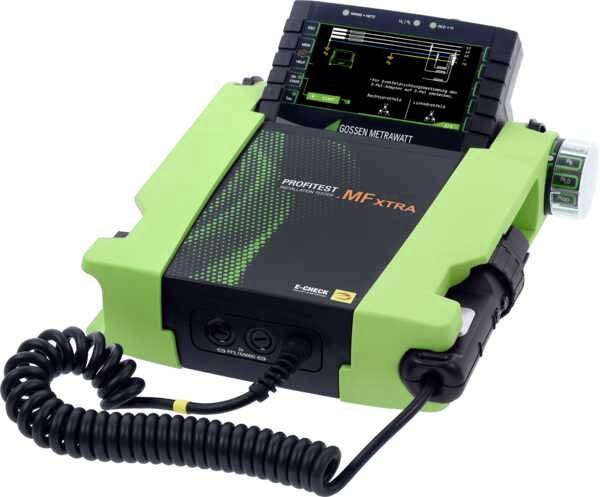 Ein tragbares Messgerät mit Display, umgeben von einem grünen Gehäuse. Verwendet zur elektrischen Prüfung, zeigt es Messwerte an.