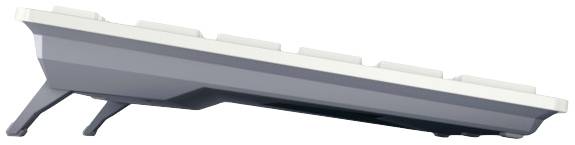 Eine mechanische Tastatur von der Seite, aufgebockt auf ausklappbaren Füßen, zeigt eine geneigte Position für ergonomisches Tippen.