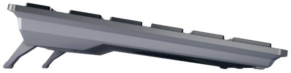 Seitenansicht einer mechanischen Tastatur mit erhobenen Tasten und ausklappbaren Ständern, die für besseren Tippwinkel sorgen.