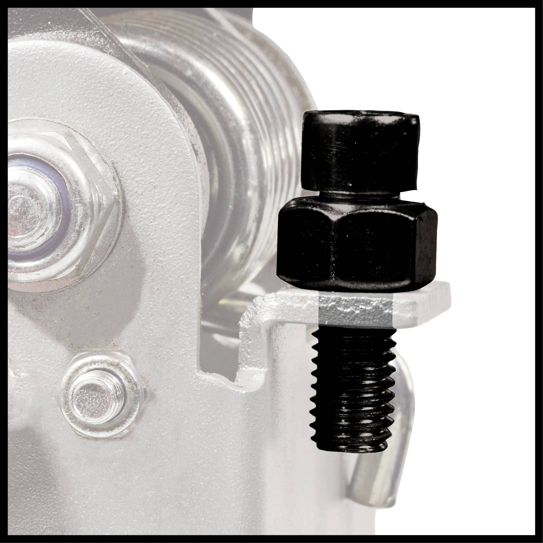 Schwarzer Bolzen neben einem mechanischen Teil, möglicherweise Teil einer Maschine oder eines Motors, vor weißem Hintergrund.