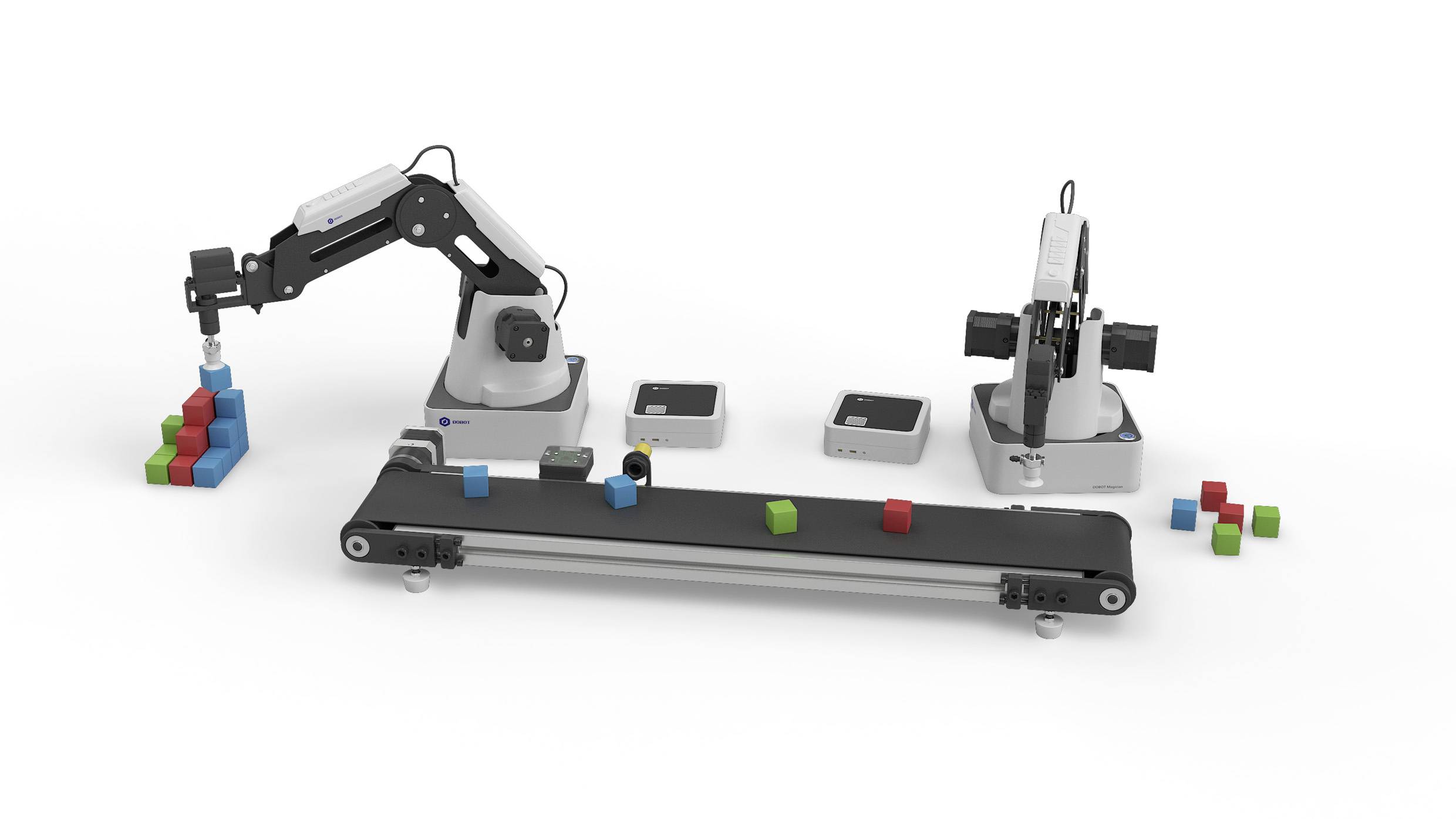 Ein Förderband mit Roboterarmen, die bunte Würfel stapeln. Links stapelt der Arm Würfel aufeinander, rechts scannt eine Kamera Würfel.