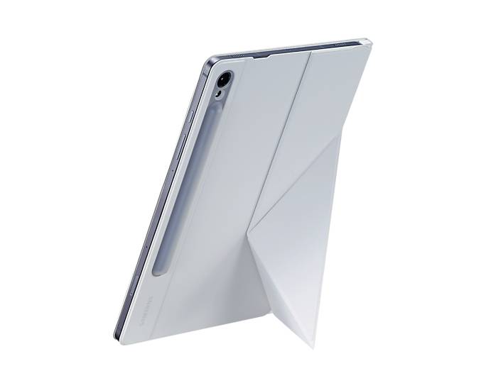 Ein Tablet in einer schützenden Hülle, das mit einem Ständer in einem schrägen Winkel aufgestellt ist, um freihändig arbeiten zu können.