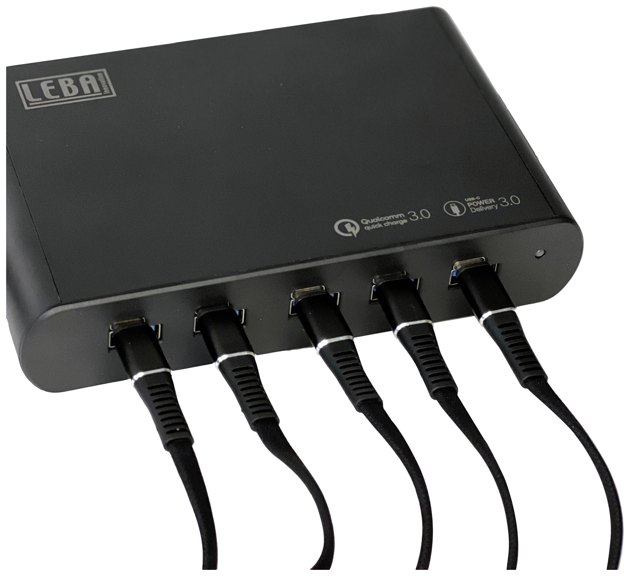 Eine schwarze USB-Ladestation mit fünf angeschlossenen Kabeln. Oben links das Logo 'LEBA'. Geeignet für Schnellladegeräte.