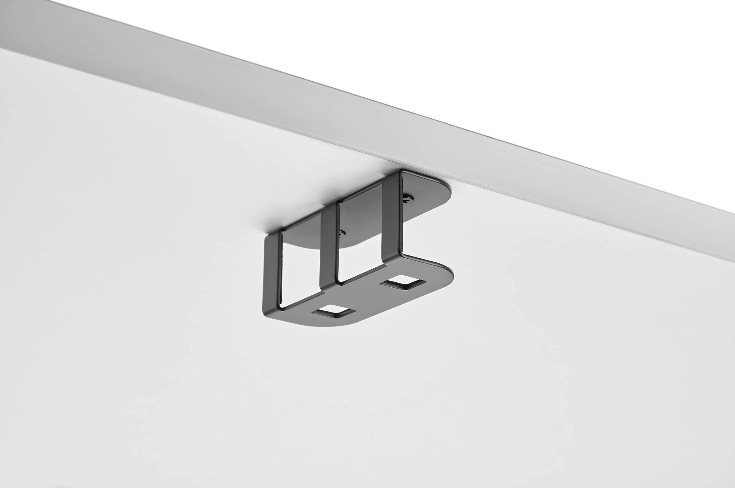 Eine Metallhalterung ist unter einem Tisch angebracht. Sie hat zwei Haken, die zur Befestigung oder Aufhängung verwendet werden können.