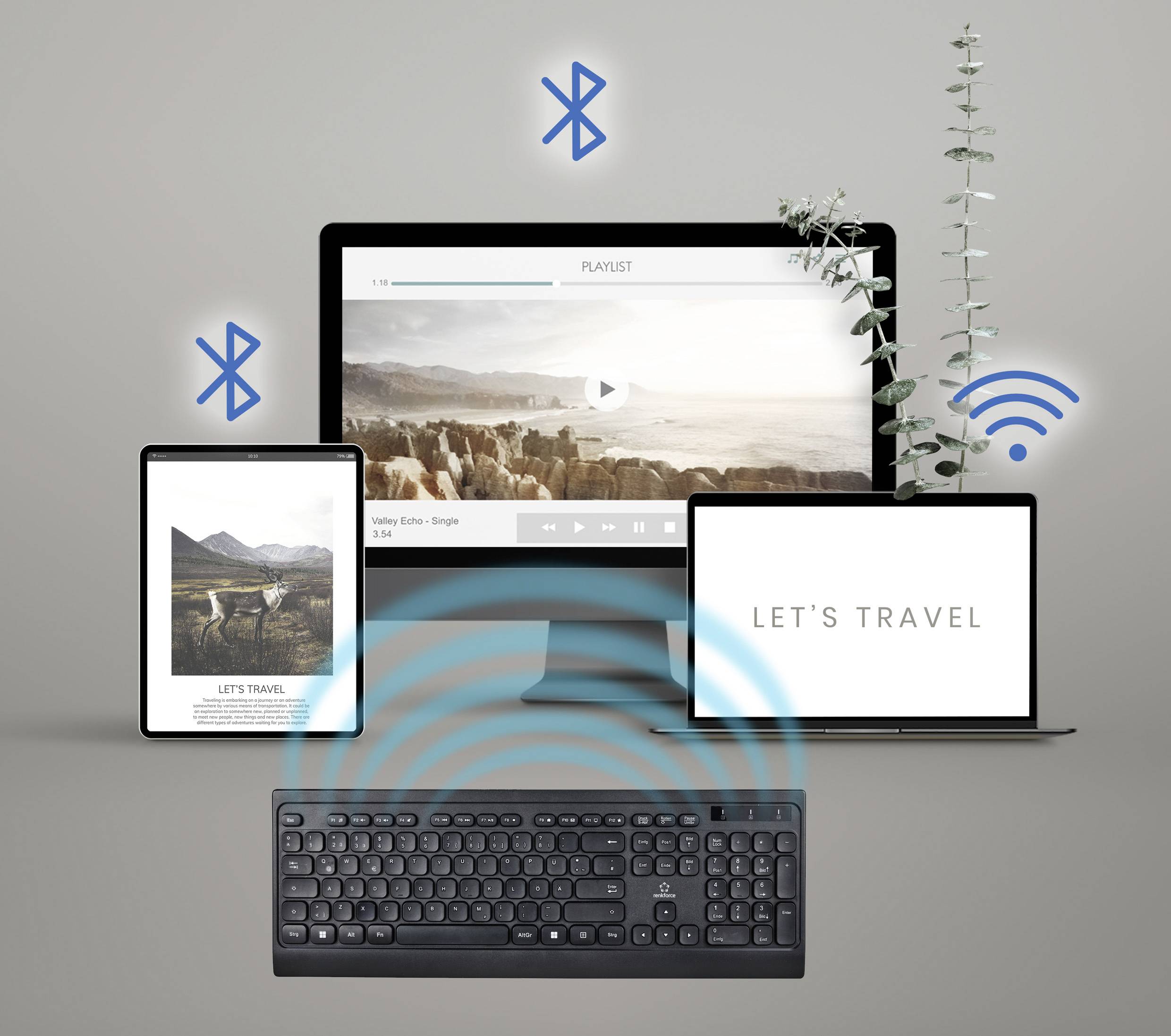 'Ein Computer, Tablet und Smartphone zeigen Reiseszenen und Text. Eine Bluetooth-Tastatur ist betont. Symbole für WLAN und Bluetooth sind sichtbar.'