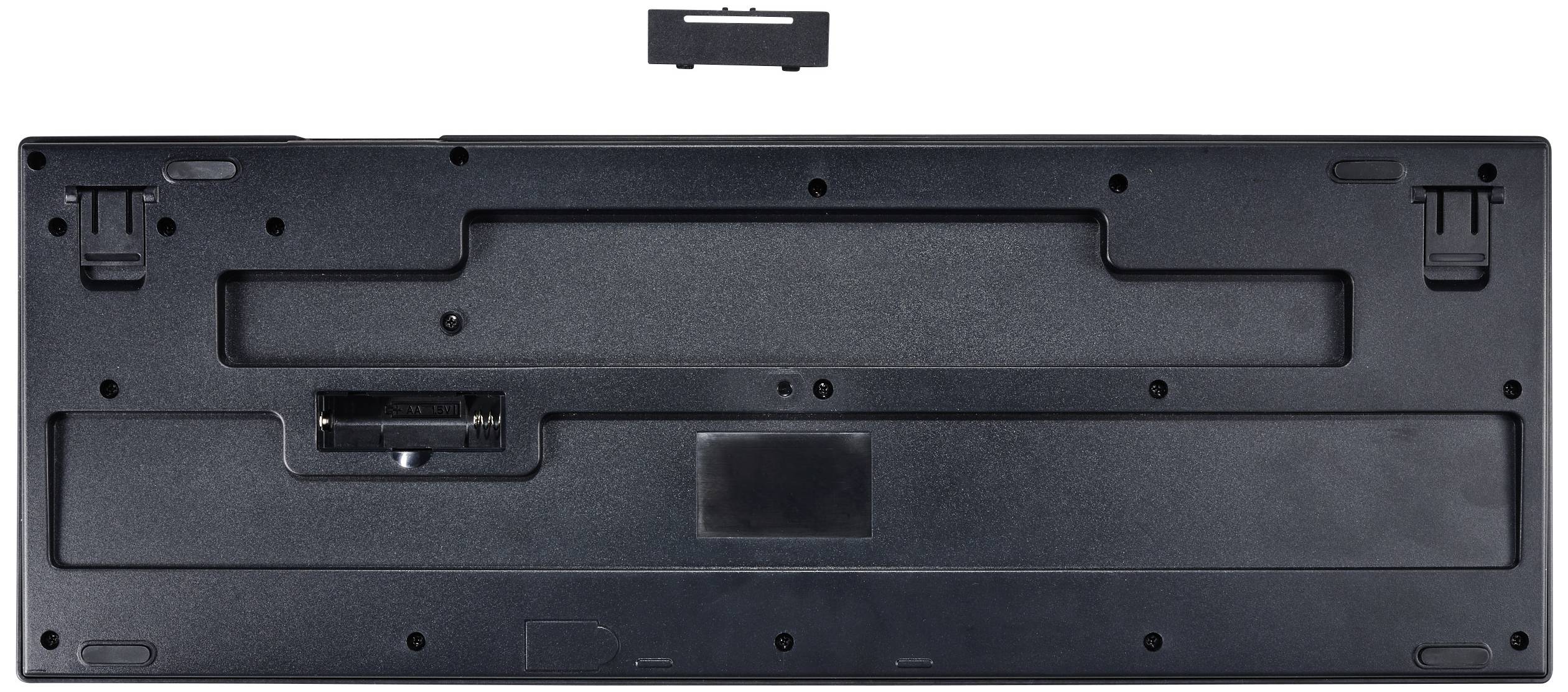 Rückseite einer schwarzen Tastatur mit Batteriefach im oberen Bereich, Klappfüßen für die Neigung und einem entnommenen Fachdeckel.