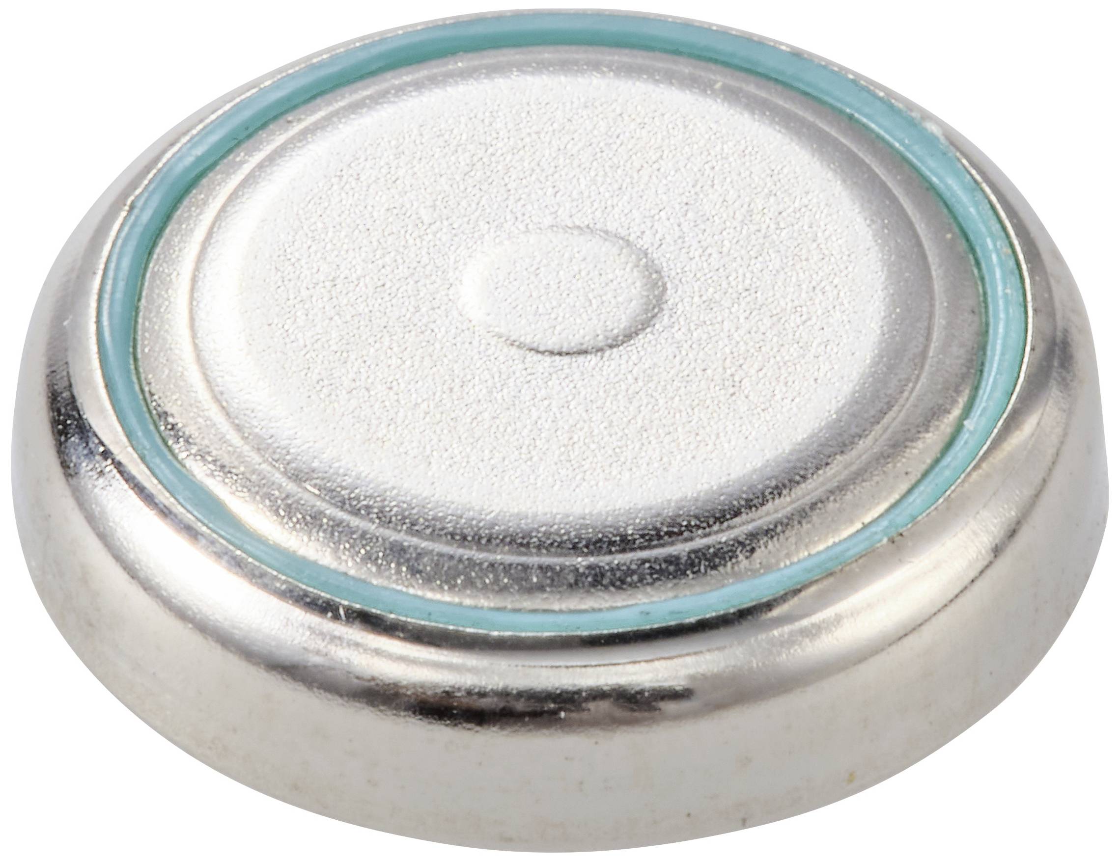 Kleine, runde Knopfzelle-Batterie mit silberner Oberfläche und einem dünnen blauen Ring am Rand.