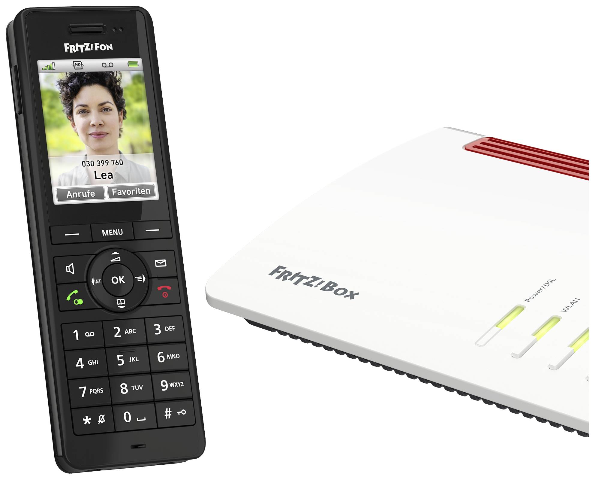 Ein schnurloses Telekommunikationsgerät zeigt ein Display mit Kontakt 'Lea', Nummer, und Optionen 'Anrufe', 'Favoriten'. Daneben eine WLAN-Router-Box.