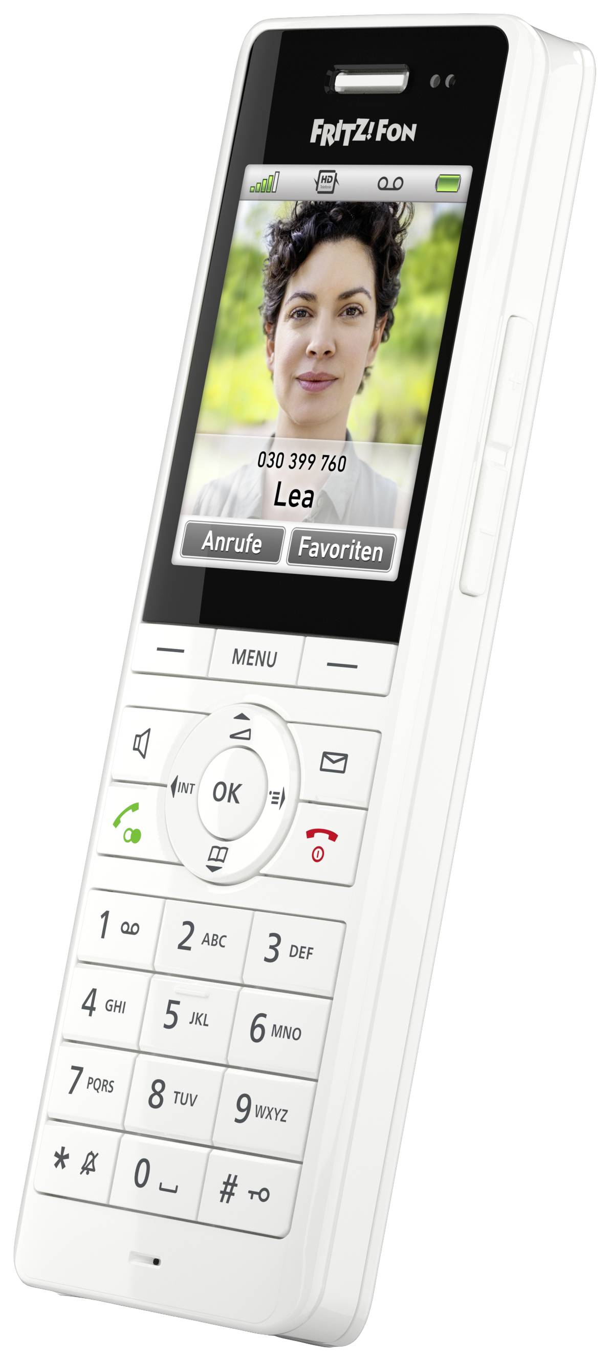 Das Bild zeigt ein weißes Schnurlostelefon 'FRITZ!Fon' mit Farbdisplay. Auf dem Display: ein Anruf von 'Lea', mit Optionen 'Anrufe' und 'Favoriten'.