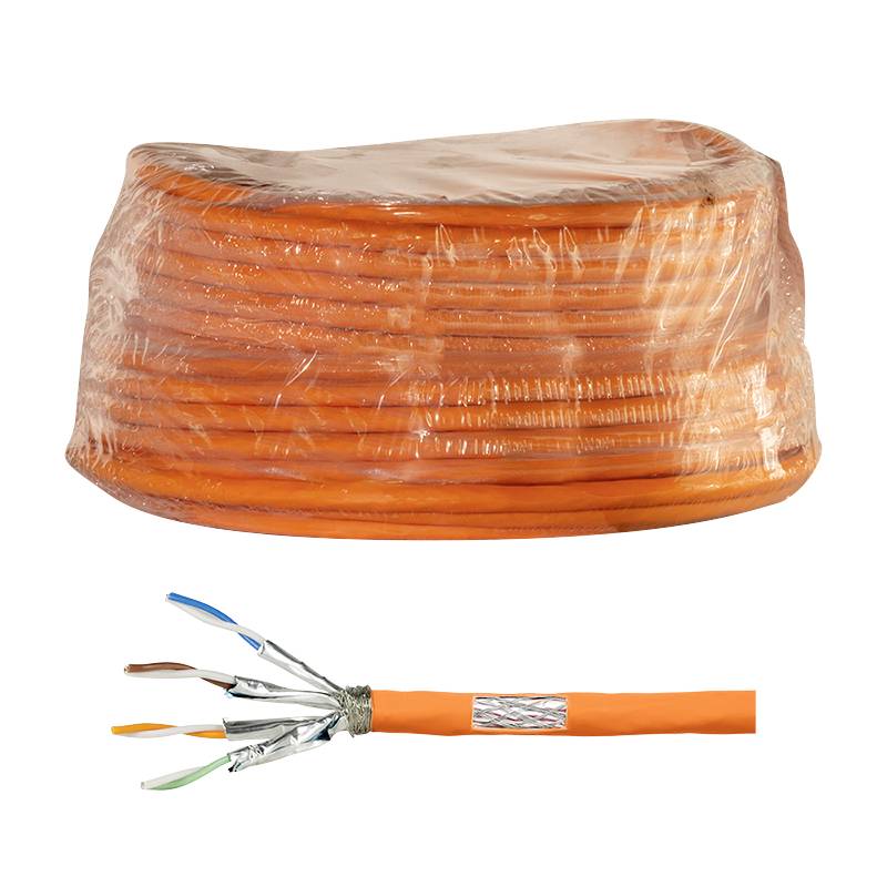 Eine Rolle orangefarbenes Kabel, teilweise ausgepackt. Darunter ein Stück des Kabels mit freigelegten Kabeladern und Abschirmung.