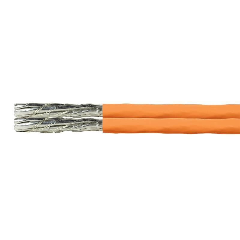 Ein orangefarbenes, isoliertes Kabel mit freiliegendem silbernem Metallgeflecht an einem Ende, für elektrische Anwendungen.