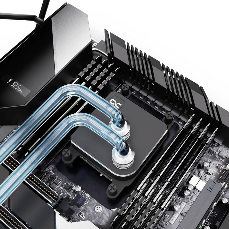 Nahaufnahme einer Computer-Motherboard-Wasserkühlung mit transparenten Röhren und Kühlblock auf Prozessor. Hochleistungs-PC-Komponente.