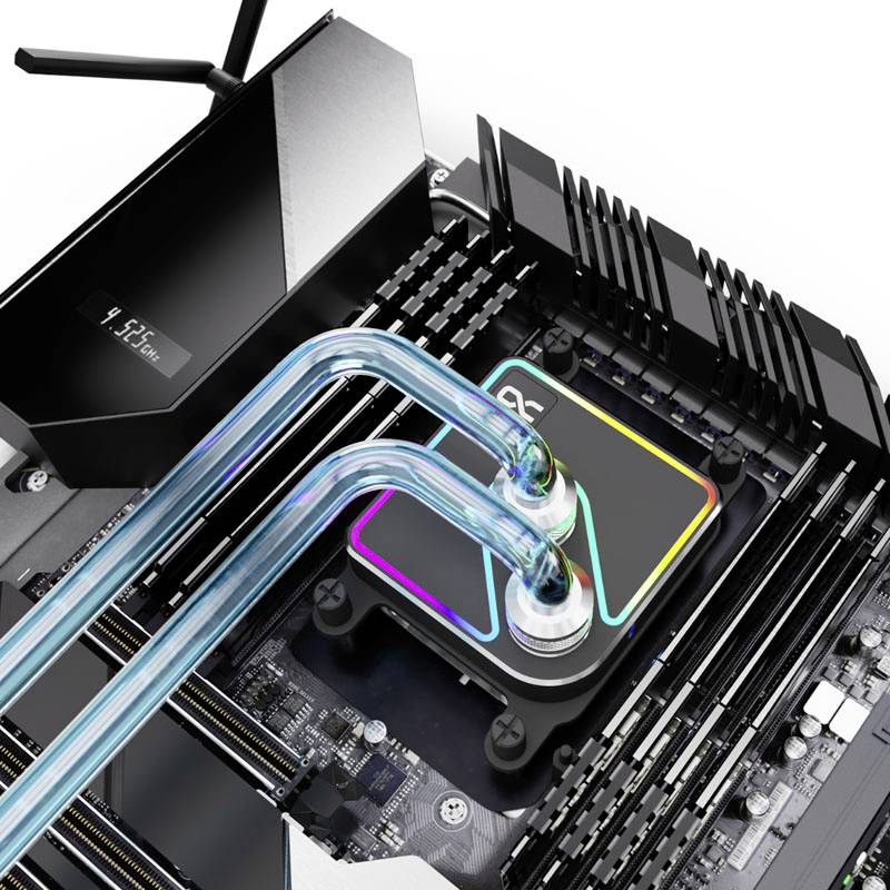 Ein Computer-Motherboard mit Wasserkühlungssystem und RGB-Beleuchtung. Sichtbar sind Rohre, die zur Kühlung des Prozessors führen.