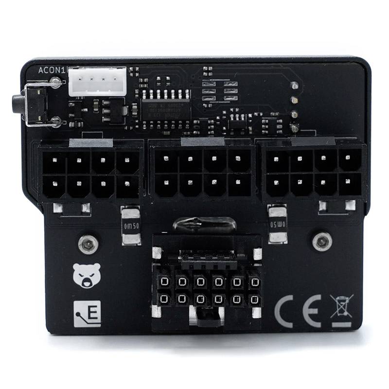 'Elektronisches Gerät mit mehreren schwarzen Steckverbindungen und Schaltkreisen, enthält CE-Kennzeichnung und Symbole auf der Oberfläche.'