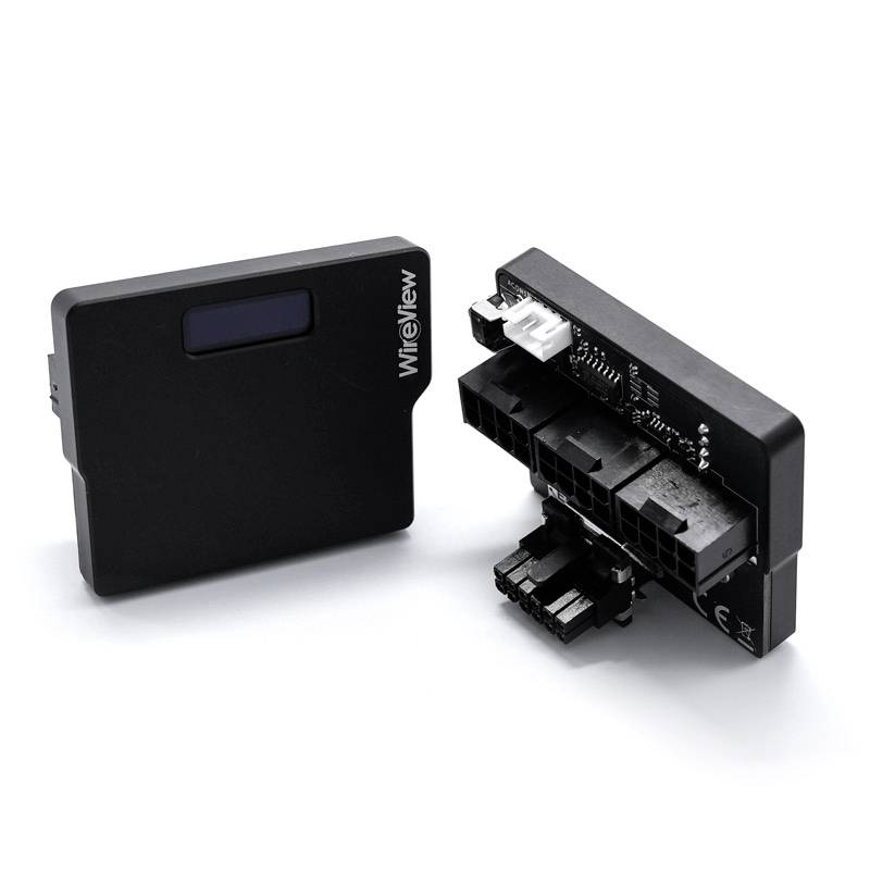 Zwei schwarze elektronische Geräte mit Anschlüssen. Links: flaches Gehäuse, geschlossen. Rechts: offene Seite mit sichtbaren Anschlüssen.