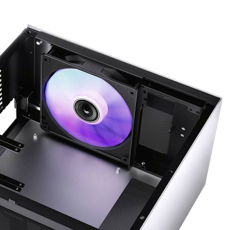 Ein Computergehäuse mit einem eingebauten, beleuchteten Lüfter zeigt die Innenansicht. Der Lüfter leuchtet in verschiedenen Farben.