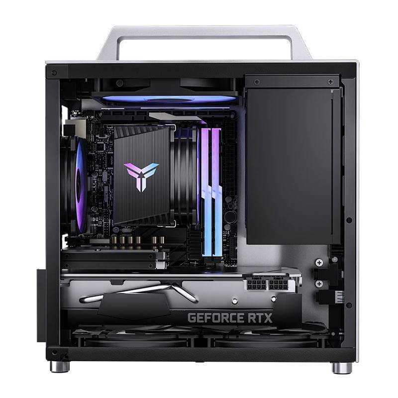 Kompakter Desktop-Computer mit transparentem Gehäuse; zeigt interne Komponenten wie Grafikkarte 'Geforce RTX', bunte Lüfter und RAM-Sticks.