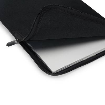 Ein Laptop teilweise in einer schwarzen Schutzhülle. Die metallische Oberfläche des Laptops ist sichtbar.
