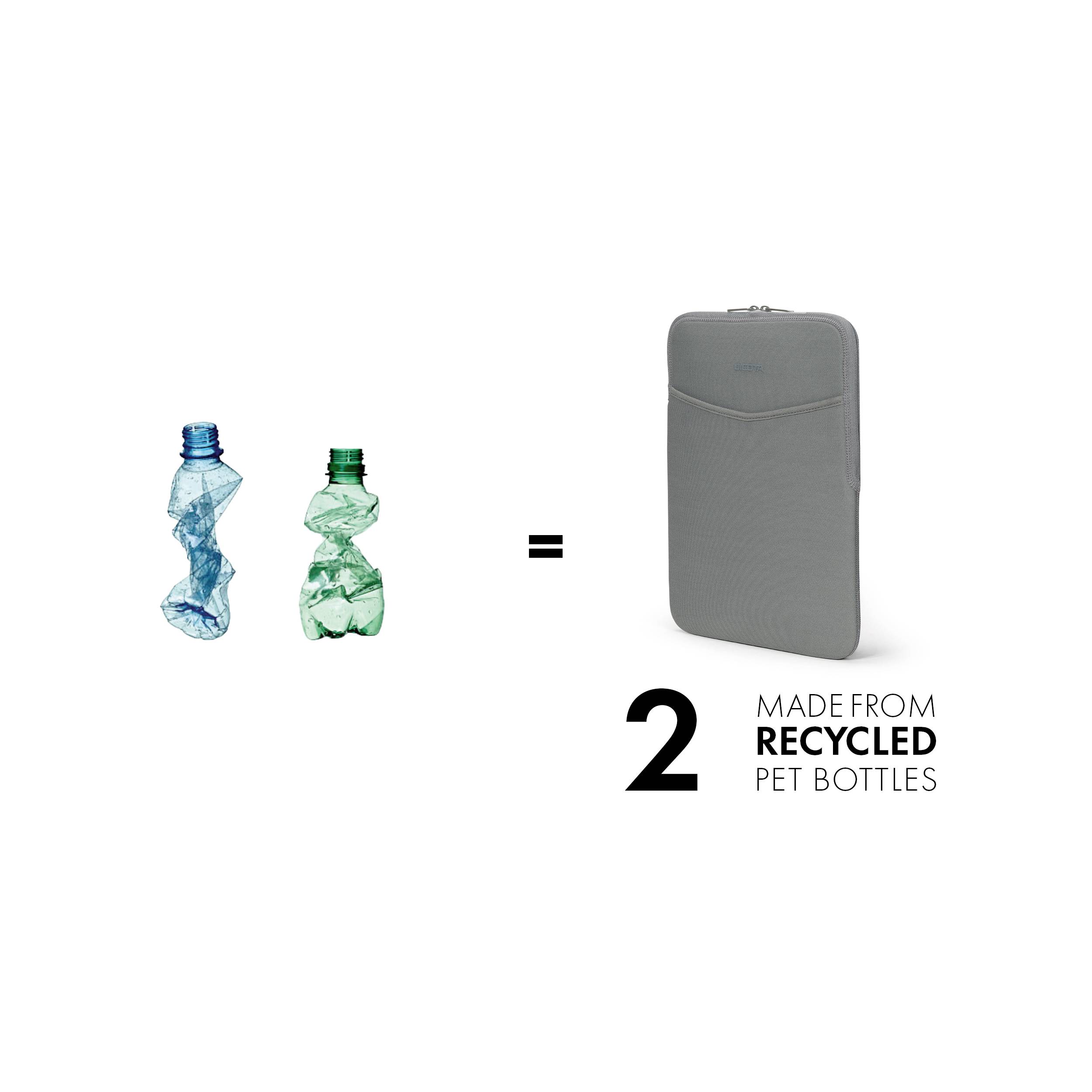 'Zwei zerdrückte Plastikflaschen aus PET werden zu einer grauen Laptophülle recycelt.'