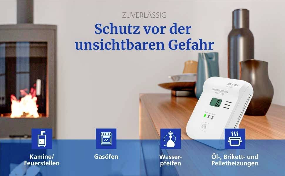 Ein weißes Gerät auf einem Holztisch erkennt Gas und Rauch in der Nähe eines Kamins. Deutscher Text lautet: „Schutz vor der unsichtbaren Gefahr."