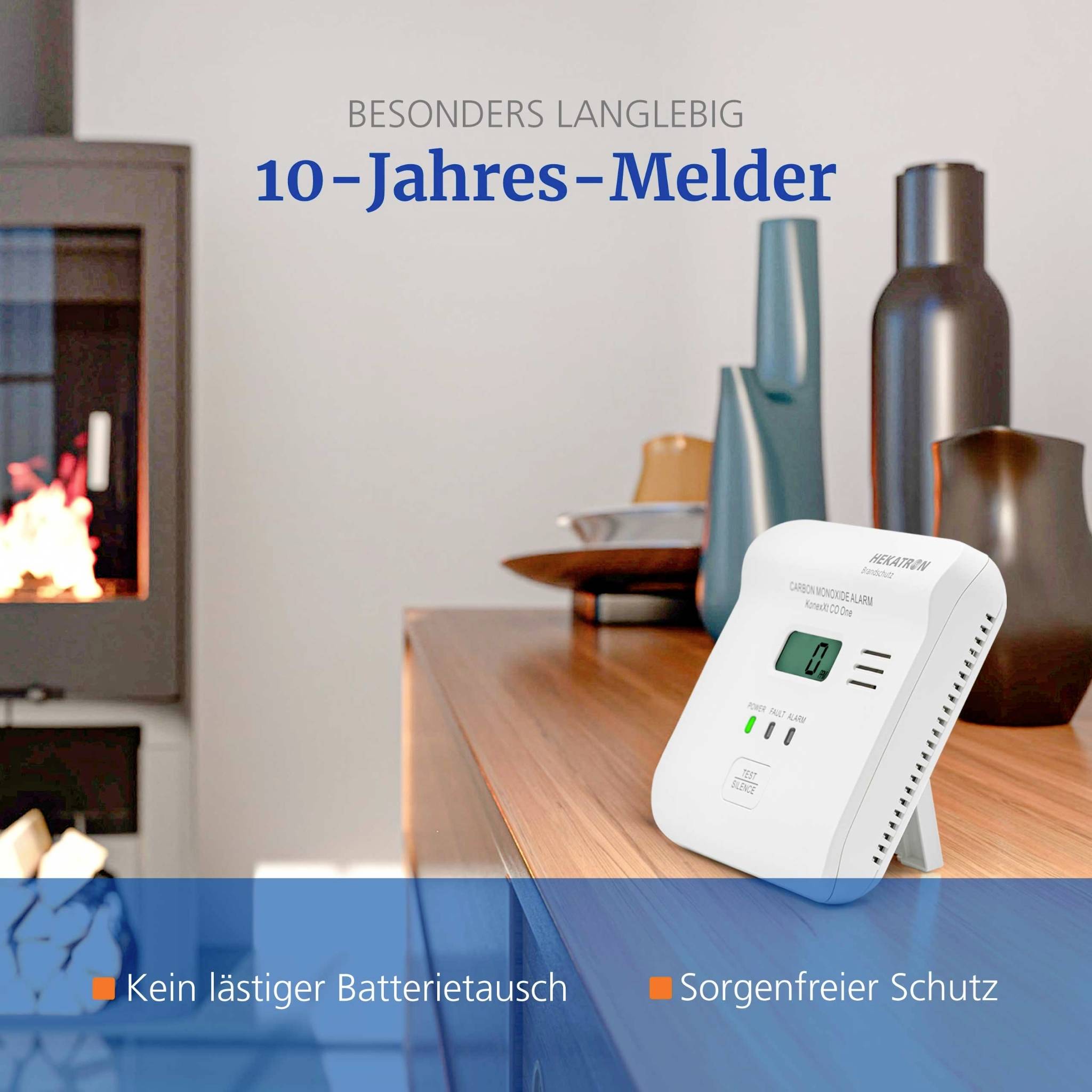 Ein weißer Rauchmelder mit der Aufschrift '10-Jahres-Melder' liegt auf einem Holzschrank mit Vasen und einer Tasse. Der Text betont die lange Batterielebensdauer und sorgenfreie Schutzfunktion.