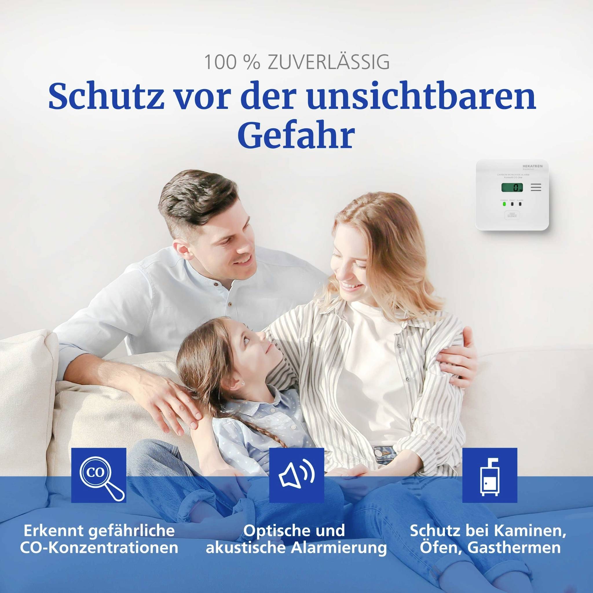 Familie sitzt auf einem Sofa neben einem an der Wand montierten Kohlenmonoxid-Detektor, die Sicherheit vor unsichtbaren Gefahren fördernd. Der Text betont die zuverlässige CO-Erkennung.