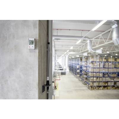 Eine Lagerhalle mit umfangreichen Regalen voller Kartons. Ein Temperaturmessgerät zeigt an der Wand 23,8 Grad Celsius an.