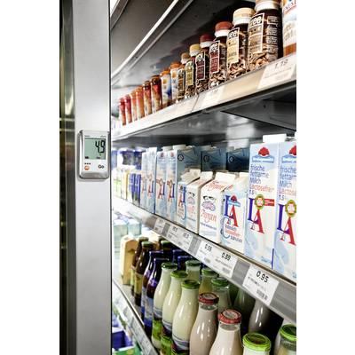 Ein Supermarkt-Kühlregal mit verschiedenen Getränken, darunter Milch, Joghurts und Schokoladenmilch. Ein Thermometer zeigt 4,9 Grad Celsius.