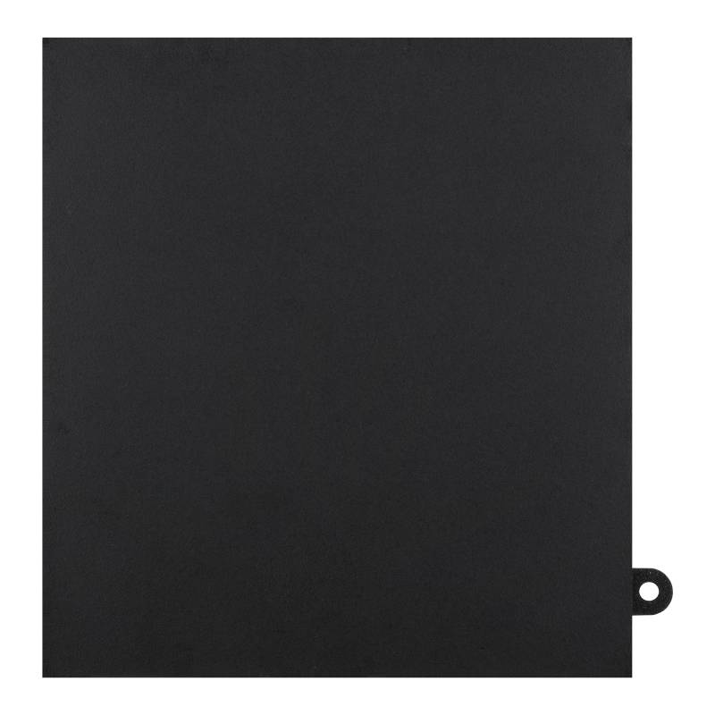 Eine schwarze quadratische Platte mit einer kleinen Lasche an der rechten unteren Ecke.