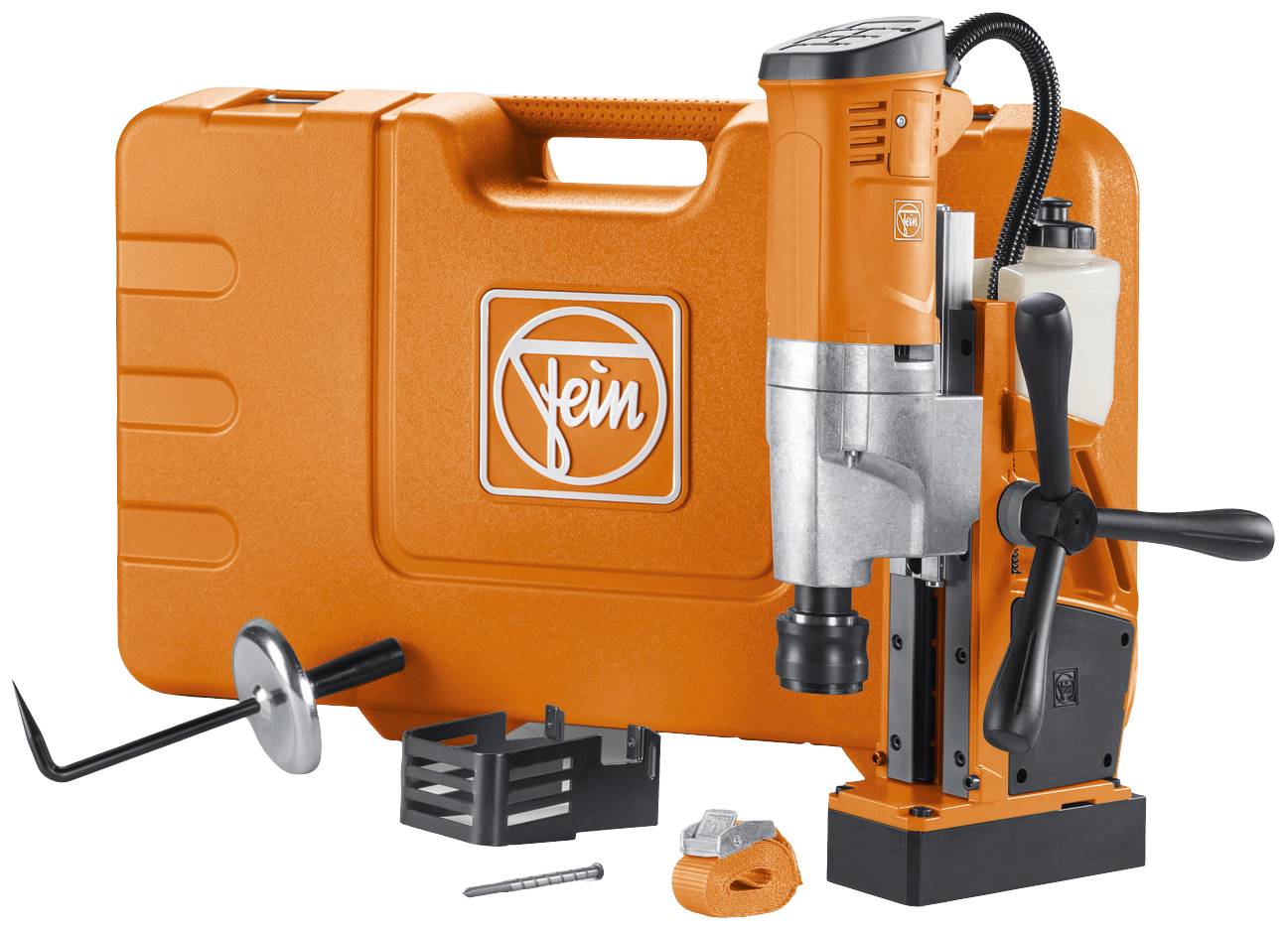 Tragbare magnetische Bohrmaschine vor einem orangefarbenen Koffer, inklusive Zubehör wie Bohrer und Spannvorrichtung. Ideal für Metallbearbeitung.