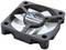 'Kleiner Computer-Lüfter aus schwarzem Kunststoff mit weißen Rotorblättern. Auf dem Aufkleber steht die Marke und Modellangabe.'