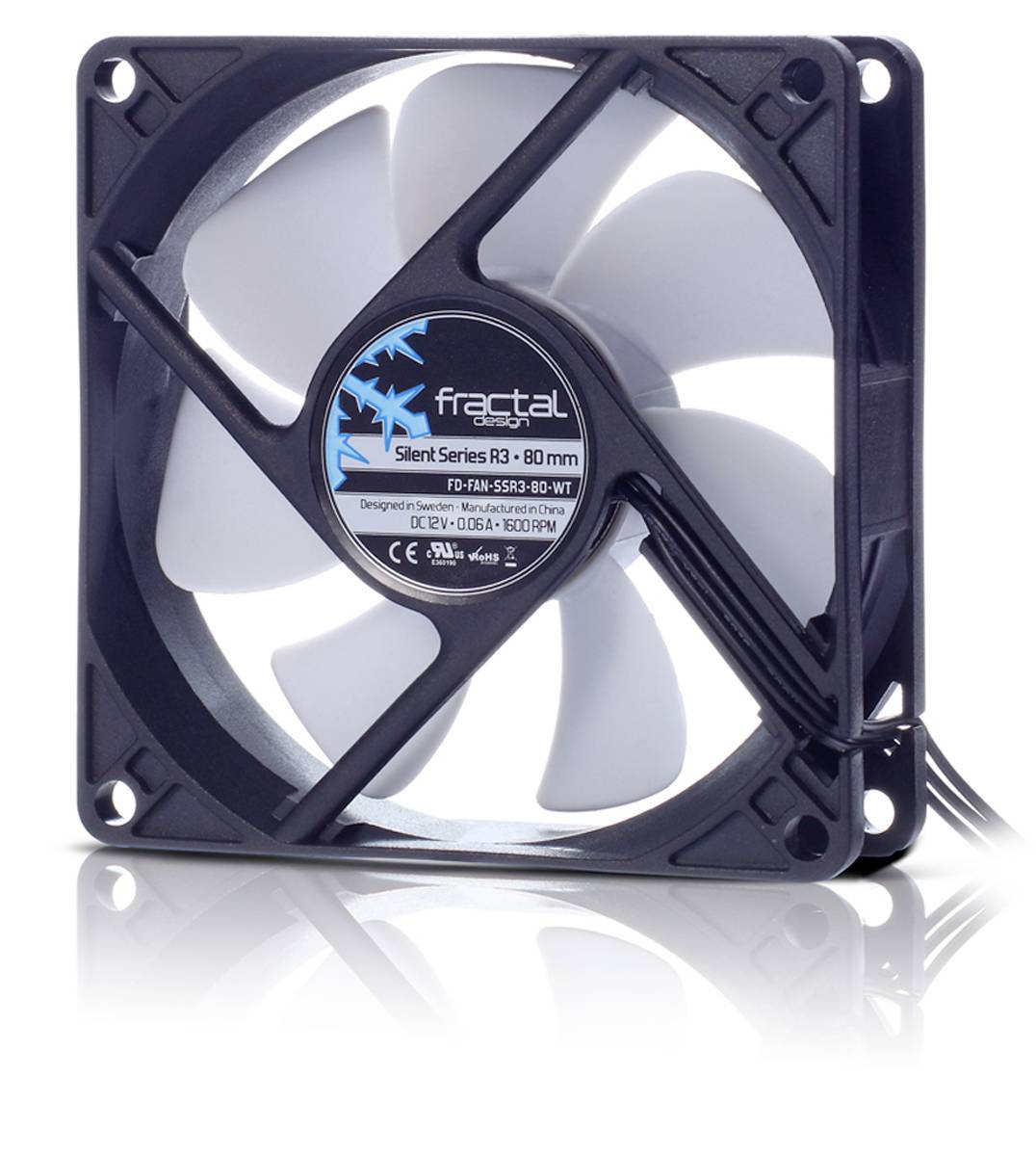 Lüfter der Marke Fractal Design, Modell Silent Series R3, 80 mm. Schwarzes Gehäuse mit weißem Rotor, zur Kühlung von Computern.