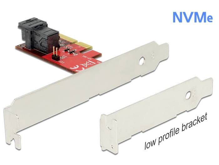 Erweiterungskarte für NVMe mit roter Platine und zwei Metallbefestigungen, darunter eine mit der Aufschrift 'low profile bracket'.
