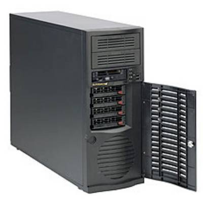 Offener Computer-Server-Tower mit sichtbaren Festplattenschächten und Lüftungsgitter an der Front.