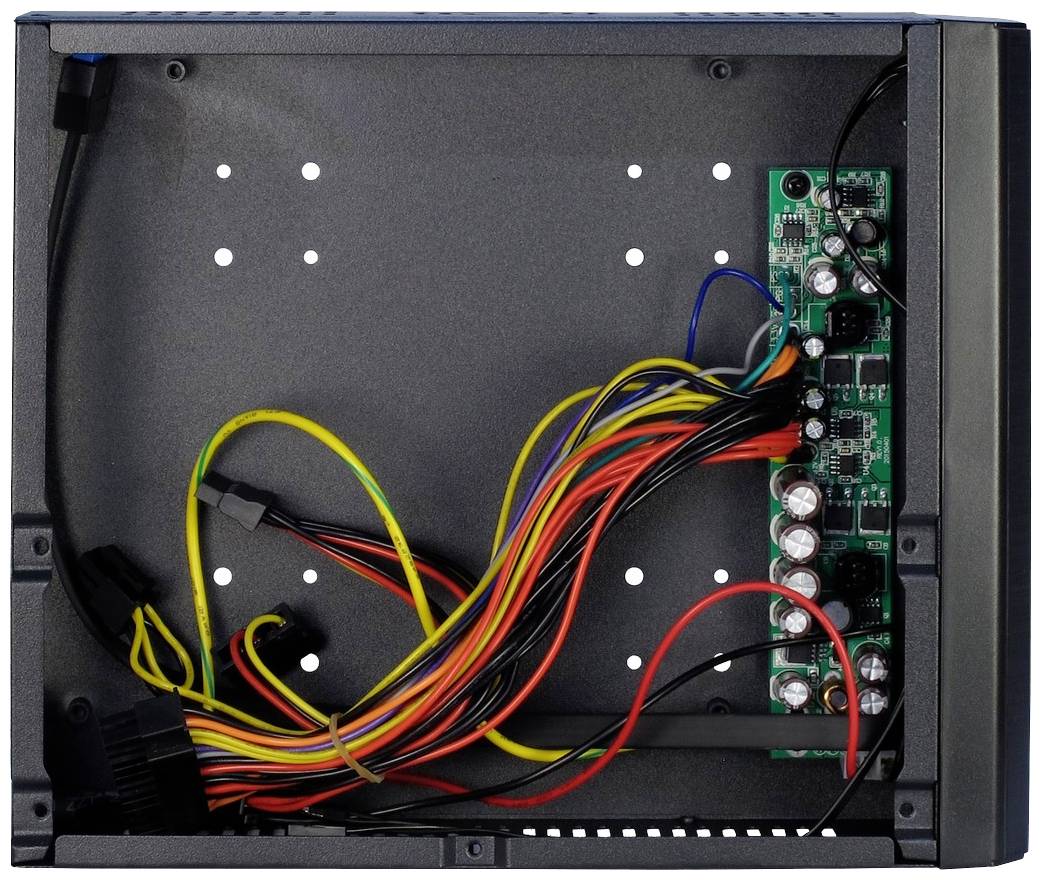 Detaillierte Innenansicht eines Computergehäuses mit sichtbaren Kabeln und einer Platine auf der rechten Seite.