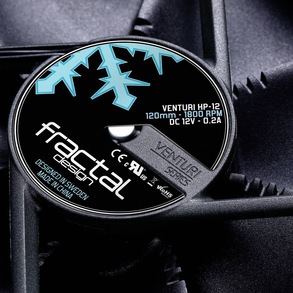 Nahaufnahme eines Gehäuselüfters mit der Aufschrift 'fractal design', zeigt Produktspezifikationen: 120mm, 1800 RPM, Venturi HP-12.