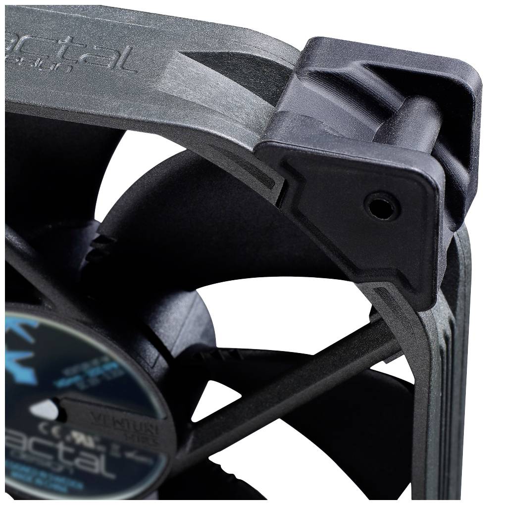 Nahaufnahme eines Computerlüfters mit schwarzem Kunststoffrahmen und mehreren Schaufeln. Fokus auf Befestigungswinkel.