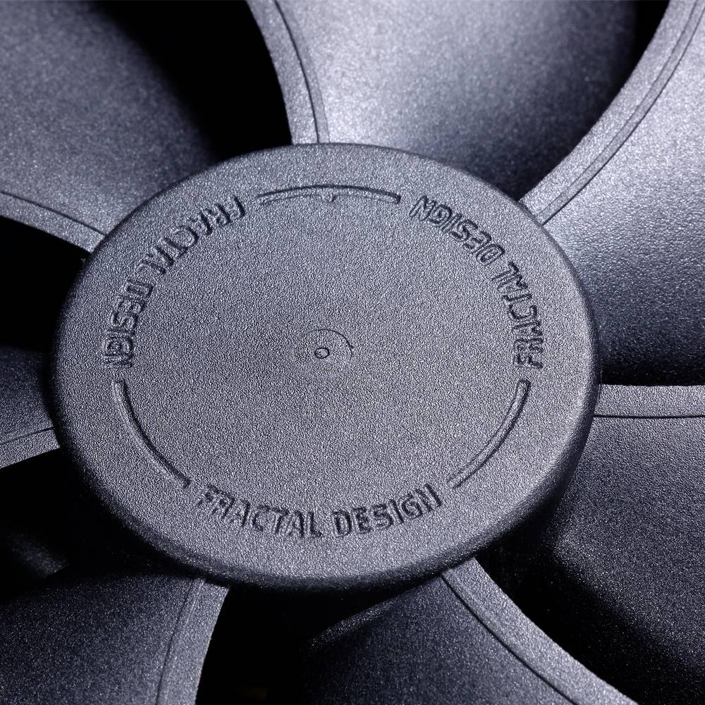 Eine Nahaufnahme eines schwarzen Ventilators mit der Aufschrift 'Fractal Design' auf der Nabe.