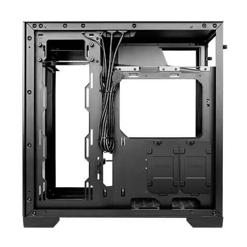 Schwarzes PC-Gehäuse mit transparentem Seitenpanel, zeigt interne Struktur mit Kabelmanagement, Festplattenhalterungen und Lüfterplätzen.
