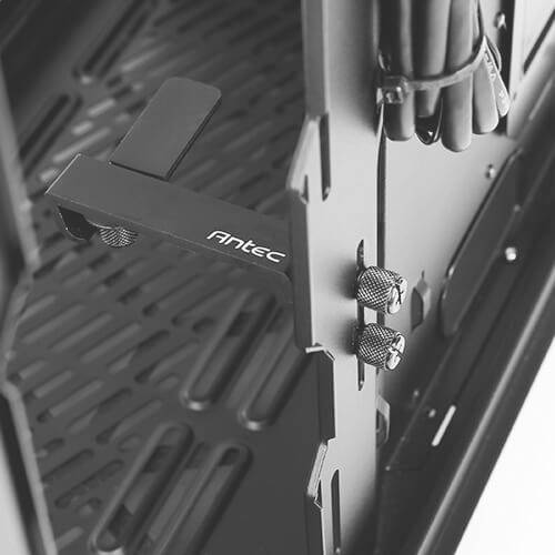 Innenseite eines Computergehäuses mit einem vertikalen Halter für Grafikkarten von Antec. Schrauben und Kabel sind sichtbar.