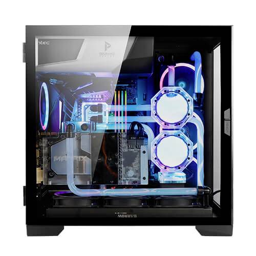 Ein PC mit durchsichtigem Gehäuse zeigt innen leuchtende LED-Lichter in Blau und Pink, mit Wasserkühlung und sauberen Kabeln.