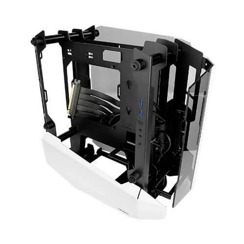 Ein offenes Computergehäuse mit zwei USB-Anschlüssen vorne. Schwarzes und weißes Design mit klaren Seitenteilen zur optimalen Belüftung.
